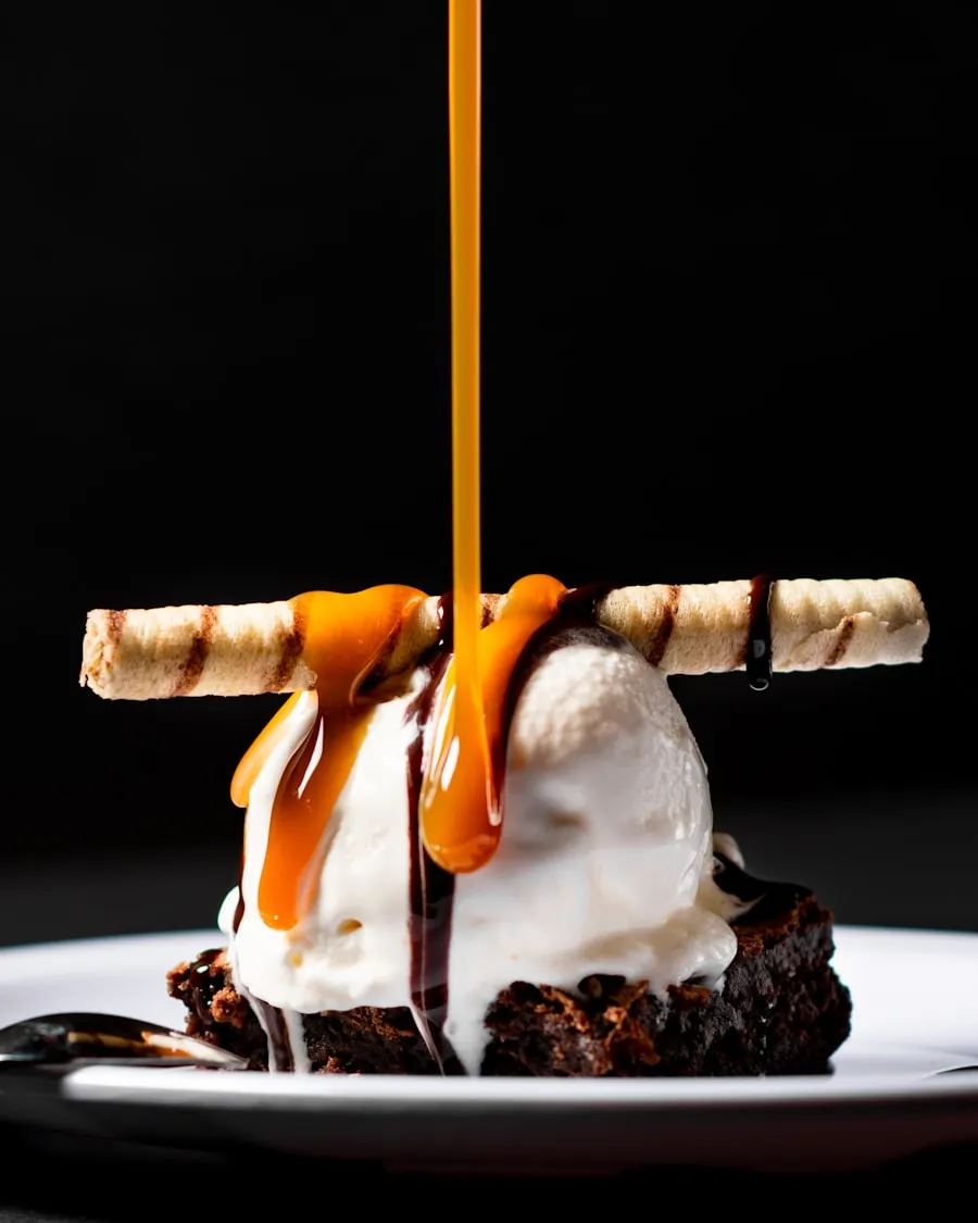 Chocoladedessert met vanille-ijs en een straal warme karamel